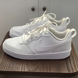 Nike court borough low 2 Boys size 5.5Y